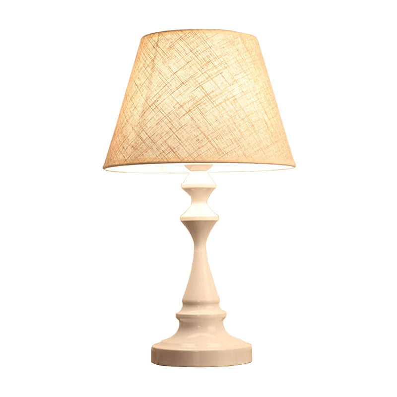 Nordic Empire Shade Natlampe Stof 1 | Lampa Stołowa z Cylindryczną/Królewską Podstawą w Kolorze Czarnym/Białym