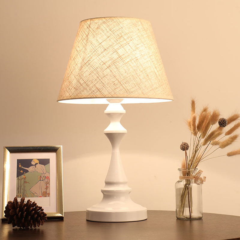 Nordic Empire Shade Natlampe Stof 1 | Lampa Stołowa z Cylindryczną/Królewską Podstawą w Kolorze Czarnym/Białym