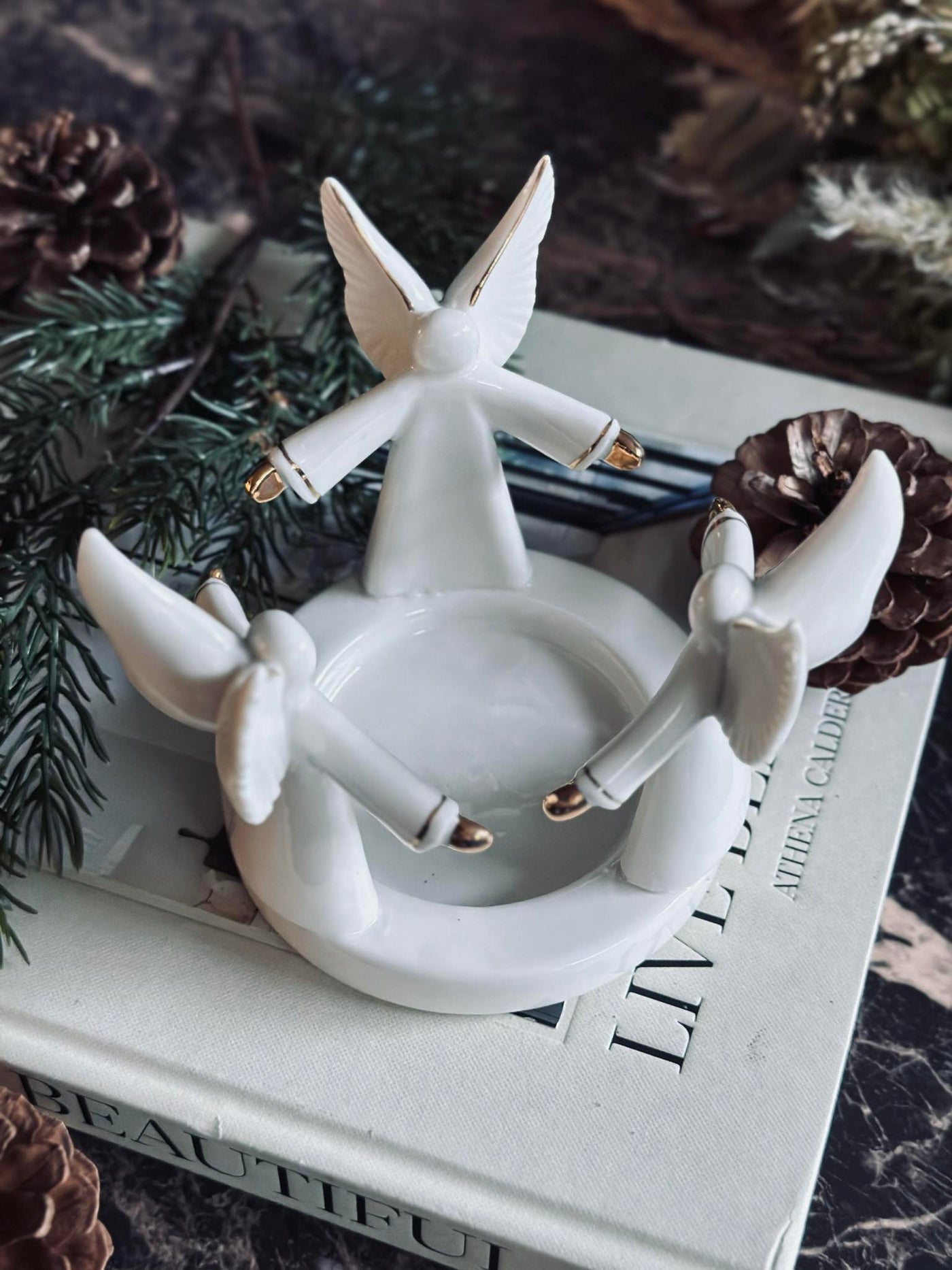 Świecznik Z Aniołami | Biała Porcelana – Dekoracja Stołu I Wnętrza