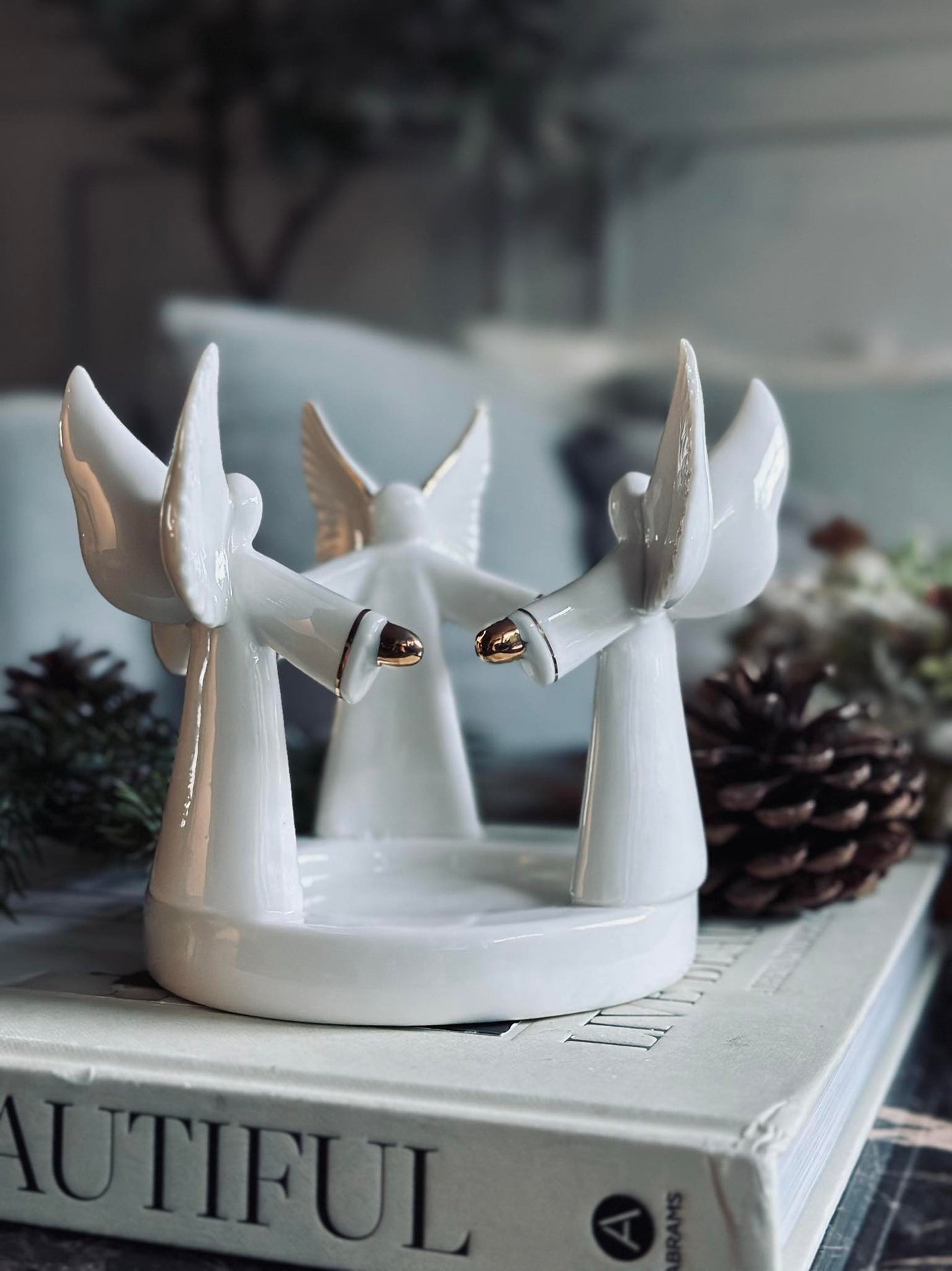 Świecznik Z Aniołami | Biała Porcelana – Dekoracja Stołu I Wnętrza