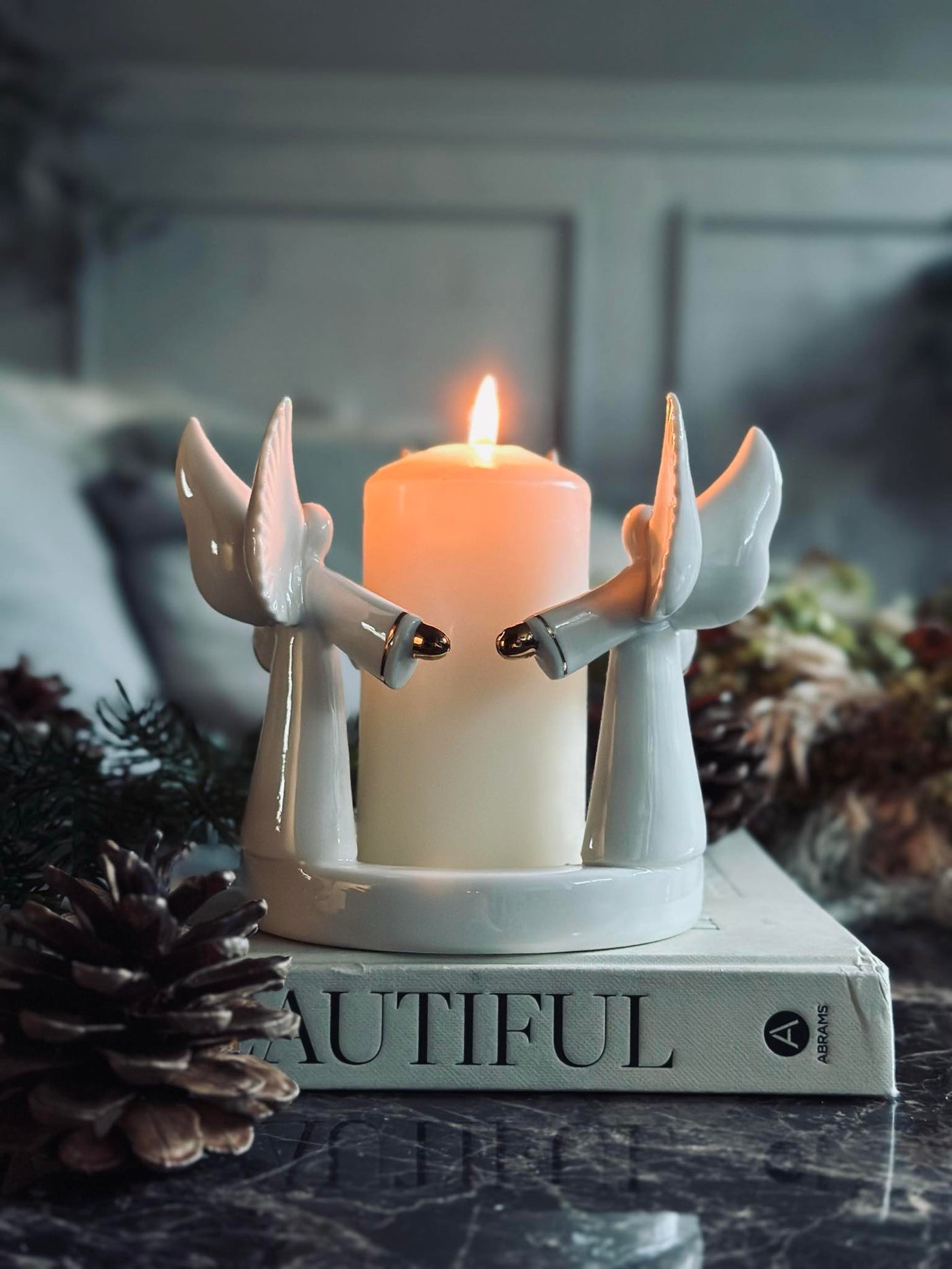 Świecznik Z Aniołami | Biała Porcelana – Dekoracja Stołu I Wnętrza