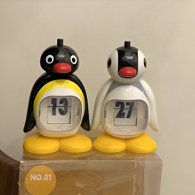 B/W Hue Penguin Kalendarz | Urokliwa Dekoracja Biurkowa i Funkcjonalny Tracker Daty