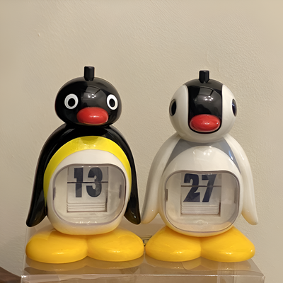 B/W Hue Penguin Kalendarz | Urokliwa Dekoracja Biurkowa i Funkcjonalny Tracker Daty