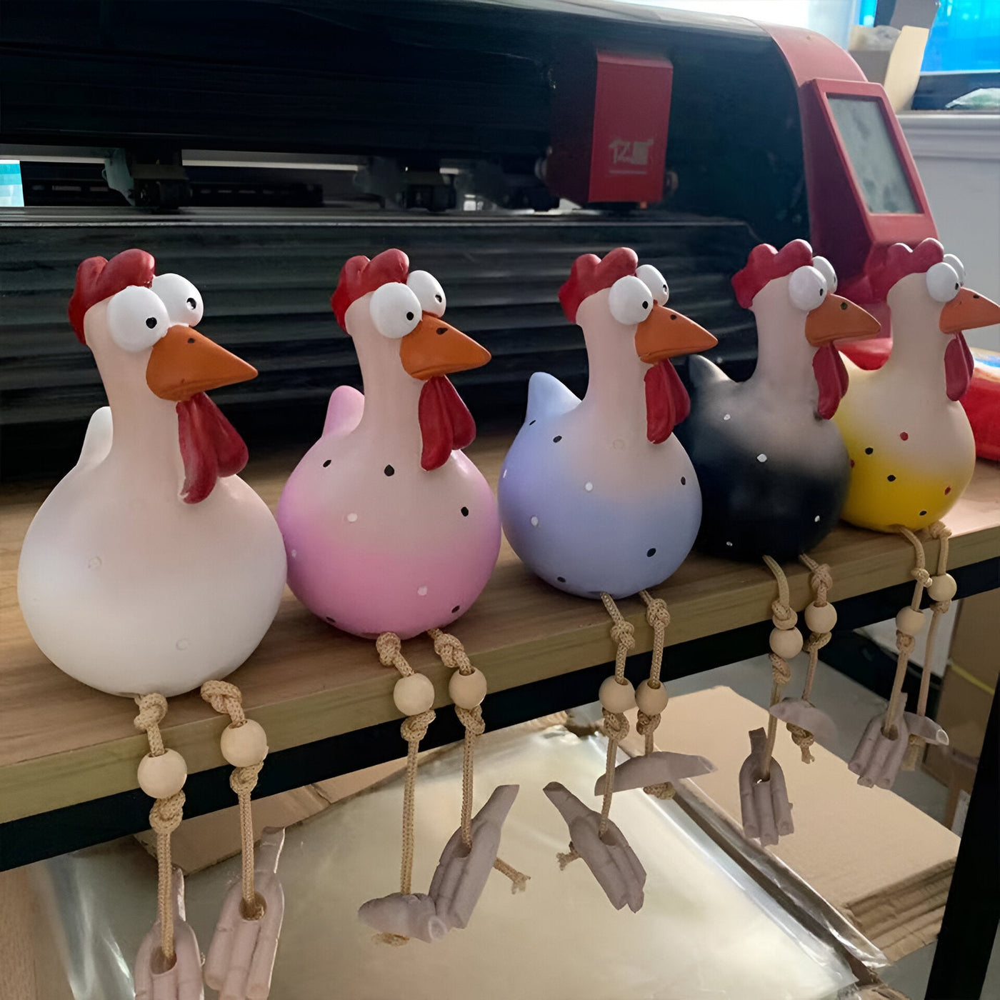 Figurka Kury z Dużymi Oczami | Odporna na Warunki Atmosferyczne Ręcznie Wykonana Żywica - Kura do Ogrodu