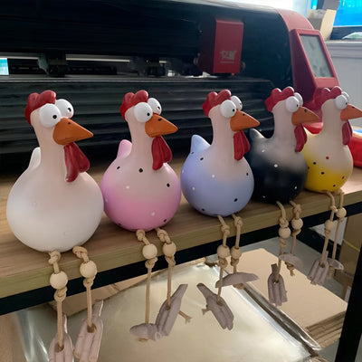 Figurka Kury z Dużymi Oczami | Odporna na Warunki Atmosferyczne Ręcznie Wykonana Żywica - Kura do Ogrodu